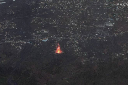 Imagen por satélite del volcán de La Palma en erupción. Stephen Wood/MAXAR TECHNOLOGIES
