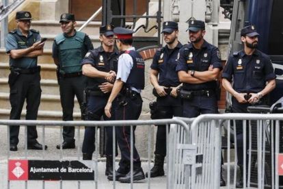 Agentes de los Mossos, la Guardia Civil y la Policía Nacional, en la Delegación del Gobierno en Cataluña