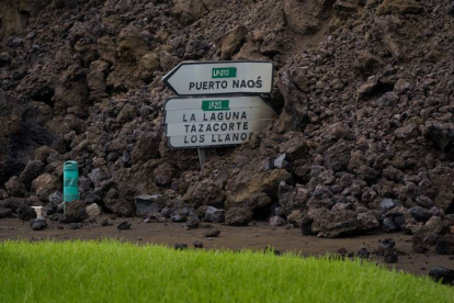 a colada de lava generada por el volcán que entró en erupción el domingo en La Palma ha irrumpido este miércoles en el pueblo de Todoque, en el municipio de Los Llanos de Aridane, derribando todo a su paso. RAMÓN DE LA ROCHA