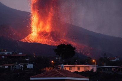 La erupción que comenzó el domingo en La Palma comienza este jueves su quinto día de actividad. CARLOS DE SAÁ