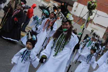 El Carnaval de La Bañeza es intergeneracional. A. VALENCIA.