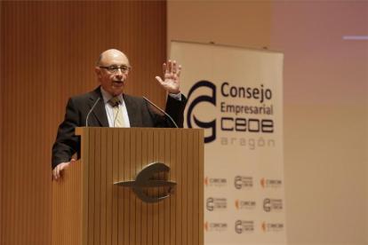 El ministro de Hacienda y Función Pública, Cristóbal Montoro, durante la conferencia que ha pronunciado en un acto organizado por el Consejo Empresarial de CEOE e Ibercaja hoy en Zaragoza.