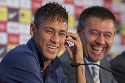 Neymar y Bartomeu, en la presentación del jugador brasileño.