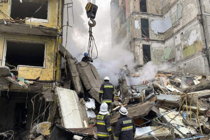 Imagen de los bomberos retirando escombros de uno de los edificios devastados por los misiles. UKRAINE