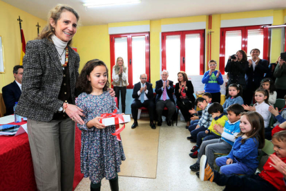 Elena de Borbón, junto a Marta García, ganadora del premio nacional de Educación Primaria. RAMIRO