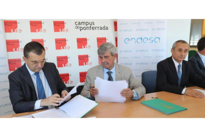 Paolo Bondi, director general de Generación Térmica de Endesa, el rector García Marín y Miguel Temboury, ayer en la firma del convenio. L. DE LA MATA