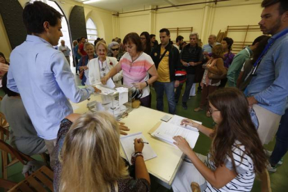 Ciudadanos votando en un colegio electoral del barrio de Gràcia.