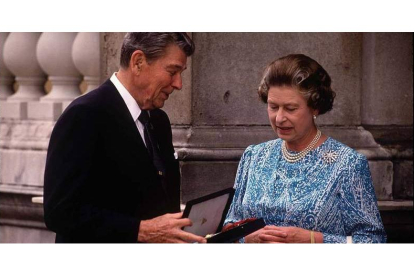 Ronald Reagan y la reina Isabel II. ARCHIVO
