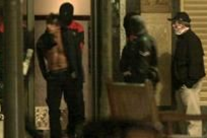 Los agentes de la Ertzaintza salen con uno de los detenidos en un piso de Barakaldo