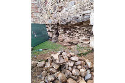 Detalle de los trabajos de restauración que se están realizando en la cimentación de la muralla en el tramo de Era del Moro. DL