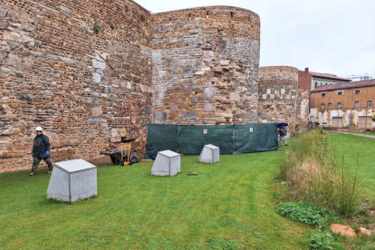 La valla que protege las obras que se están llevando a cabo en la base de la muralla. dl