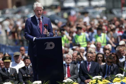 Comienzan los festejos en Kosovo por el 20 aniversario del final de la guerra. En la foto, Bill Clinton durante el discurso pronunciado en Pristina.