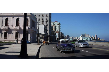 Malecón de La Habana, una de las estampas más típicas de Cuba, en una imagen reciente con un típico viejo auto transitando camino de la ciudad.