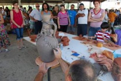 Los visitantes pudieron adquirir productos en madera, forja, lana o barro.