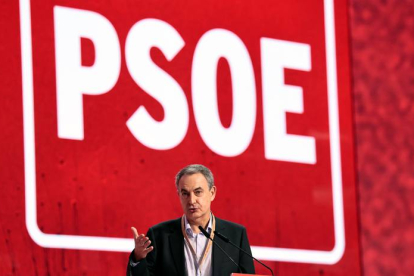 El ex presidente del Gobierno, José Luis Rodriguez Zapatero, durante su intervención en la segunda jornada del Congreso Federal del PSOE que se celebra en las instalaciones de Feria Valencia. BIEL ALIÑO