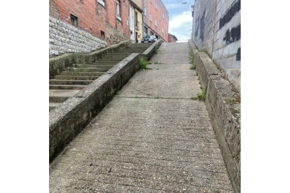 La rampa y los escalones están junto a la Ermita de Trobajo. DL