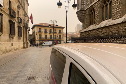 Capa de polvo sobre los coches en el centro de León. Á. CABALLERO