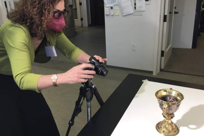 Therese Martin analizando el cáliz del abad Suger, que forma parte de la colección del National Gallery of Art en Washington. CORTESÍA DE THERESE MARTIN