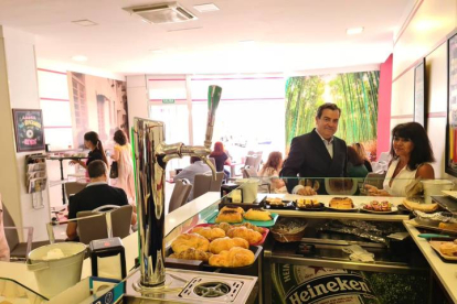 García Paramio comienza pronto la jornada en su despacho profesional en el centro de León. En este caso, tomando un café en Cafeteate, en la calle Julio del Campo. León, explica, está ausente de los grandes ejes de desarrollo del país, por lo que es necesario revertir la situación desde un gobierno fuerte con Vox. DL