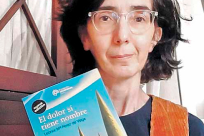 Leonor María Pérez de Vega posa con su libro ‘El dolor sí tiene nombre’. DL