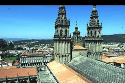 La Catedral de Santiago adquiere en sus tejados una nueva dimensión, más humana en su grandiosidad.