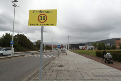 Cartel en la avenida de Asturias de 30 kilómetros por hora, colocado el pasado mes de mayo. DE LA MATA