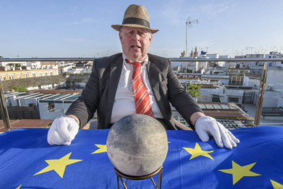 Stefaan Missine adquirió el globo terráqueo en Londres en 2012.