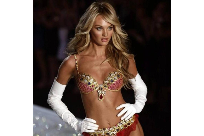Durante el desfile de Victoria's Secret, la modelo sudafricana Candice Swanepoel fue la encargada de lucir el Royal Fantasy Bra.