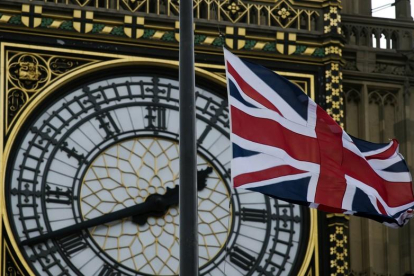 La bandera del Reino Unido ondea hoy a media asta delante del Parlamento británico.
