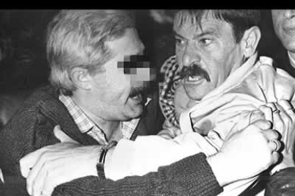 Un miembro del Sindicato Unificado de Policía intenta alejar al ex dirigente abertzale del lugar donde se produjeron unos incidentes, en el transcurso de una manifestación. Fue en diciembre de 1989.