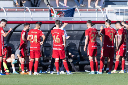 Bolo dio las últimas instrucciones a los jugadores en el partido frente al Amorebieta que fue además el de su despedida como entrenador de la SD Ponferradina. EDUARDO AGREDA