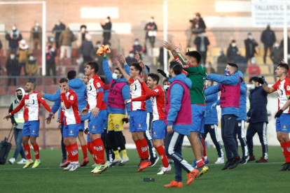Los jugadores del Navalcarnero celebran su victoria ante el Eibar en la Copa del Rey. MARISCAL