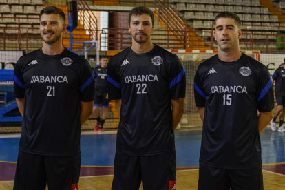 Los tres nuevos fichajes del Ademar hasta la fecha, Tiago Sousa, David Fernández y Juan Castro, ayer en su primer entrenamiento. MIGUEL F. B.
