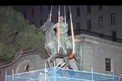 La estatua ecuestre del general Francisco Franco, estaba situada, desde hacía 45 años en la Plaza de San Juan de la Cruz de Madrid