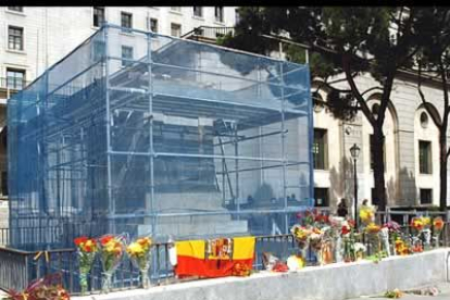 Un grupo de seguidores del general Francisco Franco se congregó horas después a la retirada de la estatua para rendirle homenaje.