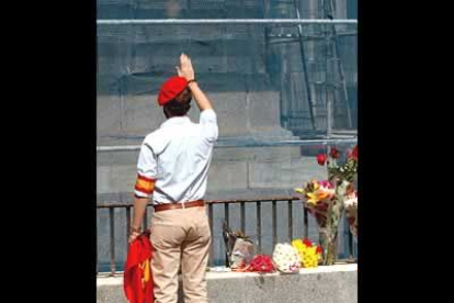 Los saludos con el brazo en alto se repitieron en varias ocasiones frente al espacio vacío en el que se encontraba la estatua.