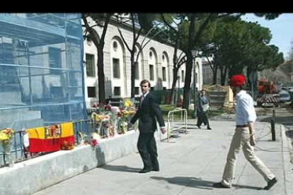 Durante todo el día el lugar se fue llenado de flores que rendían tributo a la figura de Franco.