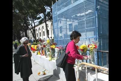 Ante la expectación creada por el nutrido grupo de personas que se congregaron en la plaza, la Policía Nacional tuvo que acudir a la zona.