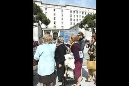 Algunas personas concentradas lanzaron consignas contra el presidente del Gobierno.