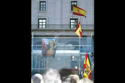 Numerosas banderas españolas se podían ver durante toda la tarde en la zona.