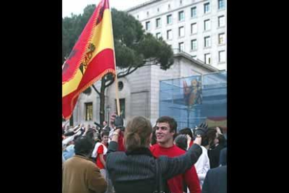 Varias decenas de policías acordonaron la zona, mientras los asistentes a la concentración gritaban: Viva Franco, Viva Cristo Rey y Carrillo asesino.