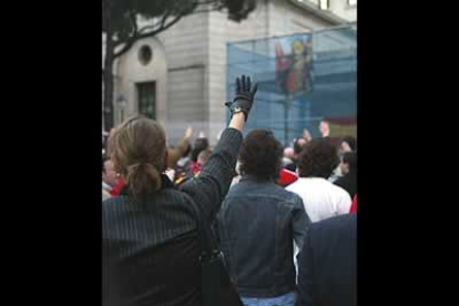 Durante la concentración se produjo una pequeña carga policial para apartar a un grupo numeroso de personas de la escultura del político de la II República Indalecio Prieto.