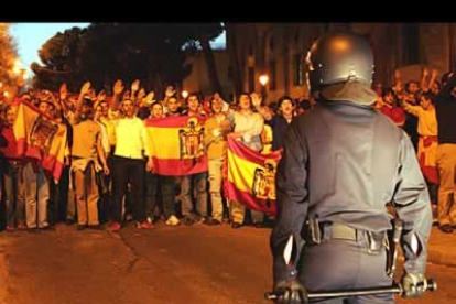 Los agentes tuvieron que controlar a un grupo cada vez más numeroso.