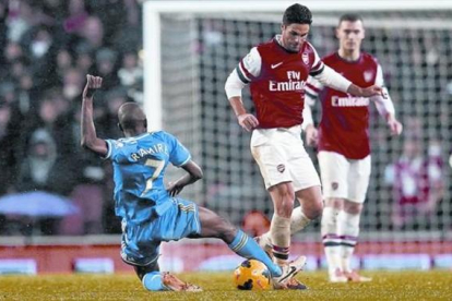 Dureza 8 Obi Mikel, centrocampista del Chelsea, hace una entrada a Arteta, jugador del Arsenal, el lunes en el duelo disputado en el Emirates.