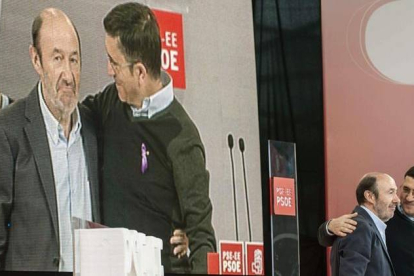El Secretario General de los socialistas vascos, Patxi López (d), participa hoy junto a Alfredo Pérez Rubalcaba (2ºd) en la Fiesta de la Rosa, que se ha celebrado en Durango (Vizcaya).