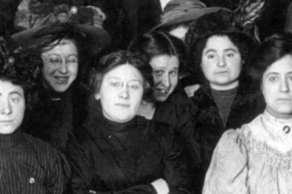 DÍA INTERNACIONAL DE LA MUJER: Trabajadoras textiles de Nueva York, durante una huelga en 1910.