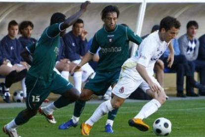 Óscar Rico, a la derecha, se va de dos jugadores del Racing de Ferrol en el partido de este campeona