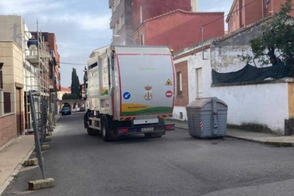 Detalle del camión de la basura del Ayuntamiento de Benavente. DL