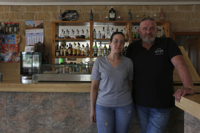 Raquel y Ciano, en el bar de La Nora del Río. FERNANDO OTERO