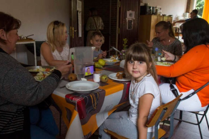 Varias familias ucranianas comparten la mesa en el comedor del colegio de La Nora del Río. FERNANDO OTERO